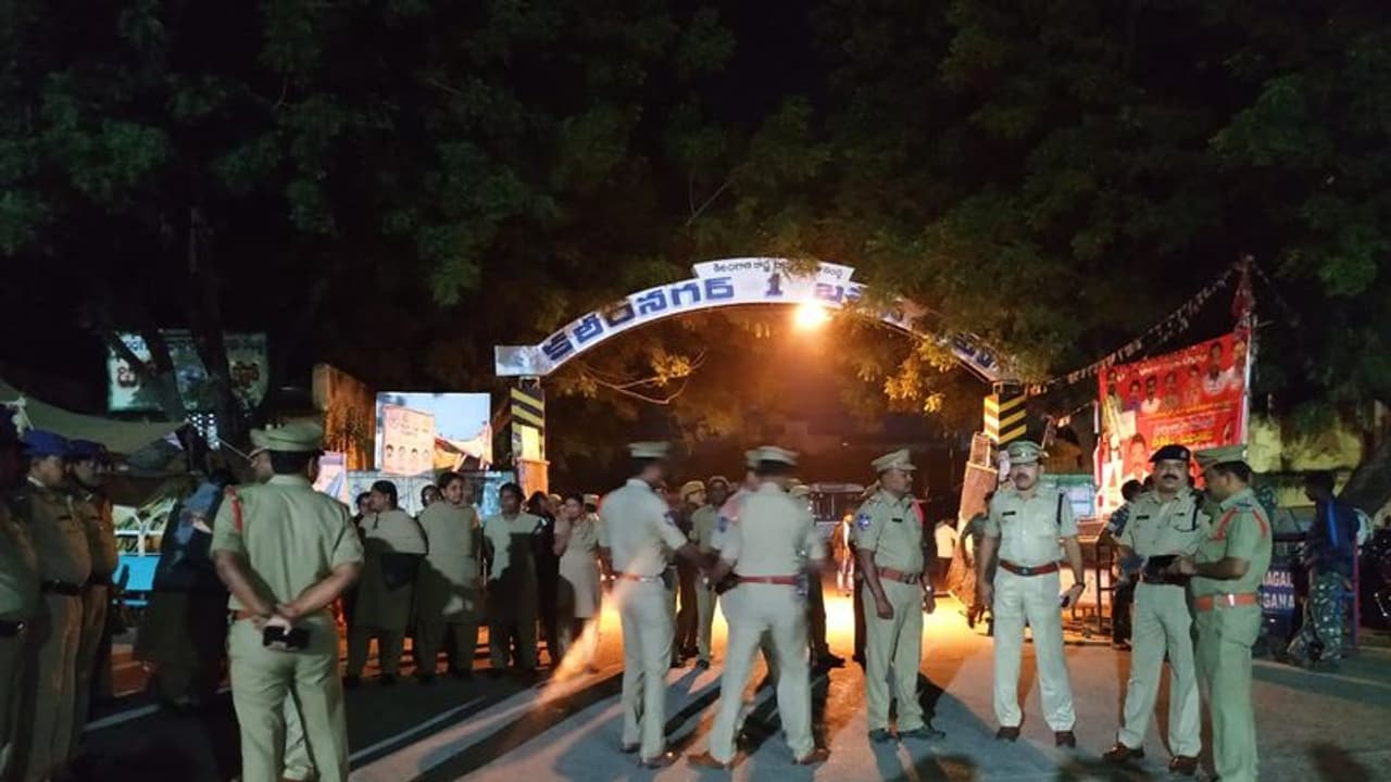 ఆర్టీసీ బస్ డిపోల వద్ద ఉద్రిక్తత: కార్మికుల అరెస్ట్ ఆర్టీసీ బస్ డిపోల వద్ద ఉద్రిక్తత: కార్మికుల అరెస్ట్