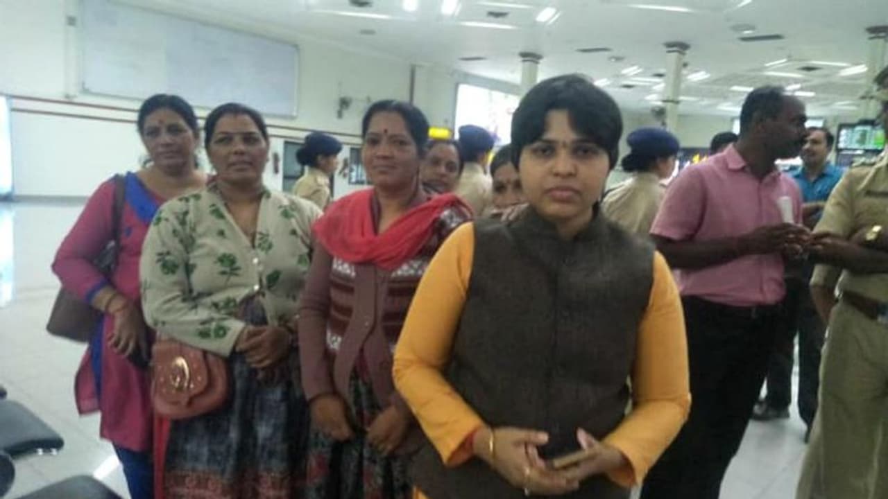 ரெடி டு கோ சபரிமலை ! கொச்சி விமானநிலையம் வந்திறங்கினார் சமூக ஆர்வலர் திருப்தி தேசாய் !! ரெடி டு கோ சபரிமலை ! கொச்சி விமானநிலையம் வந்திறங்கினார் சமூக ஆர்வலர் திருப்தி தேசாய் !!