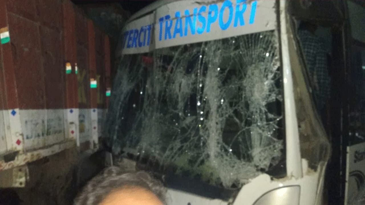 పెద్ద అంబర్ పేట వద్ద ప్రమాదం.. ‘ఈనాడు’ ఉద్యోగులకు గాయాలు