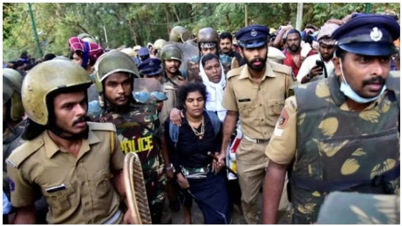 சபரிமலைக்கு புறப்பட்ட பெண்போராளி மீது அதிரடி... மிளகாய்ப் பொடி ஸ்பிரே தாக்குதலால் பரபரப்பு..!