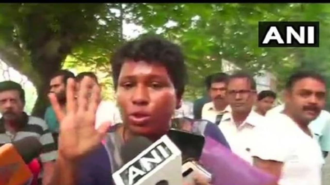 மிளகாய் பொடி தூவி அடித்துவிரட்டப்பட்ட பிந்து ! சபரிமலை செல்ல முயன்றதால் பக்தர்கள் அதிரடி!! போன வருஷம் வாங்குனது பத்தாதா என கொந்தளிப்பு !!