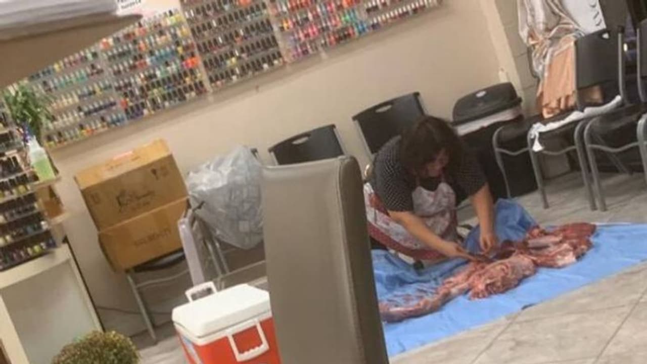 ബ്യൂട്ടീപാര്‍ലറിനുള്ളില്‍ കശാപ്പ്; മേക്കപ്പിനെത്തിയവര്‍ക്ക് മുന്നിലിട്ട് മാനിറച്ചി വെട്ടി കഷണങ്ങളാക്കി