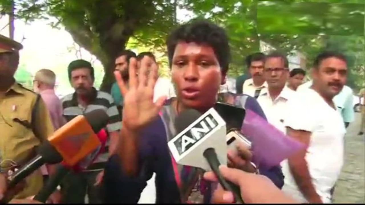 శబరిమల ఆలయంలోకి మహిళ... కారం స్ప్రే చేసిన నిరసనకారులు శబరిమల ఆలయంలోకి మహిళ... కారం స్ప్రే చేసిన నిరసనకారులు