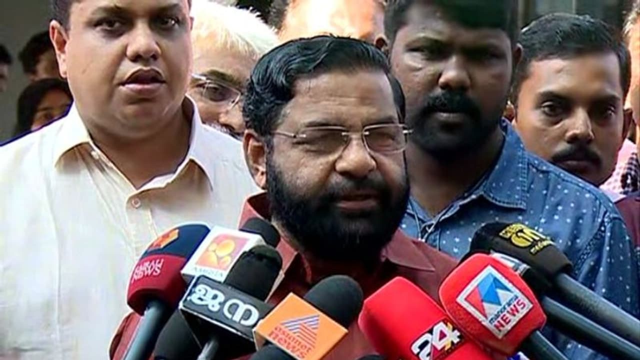 തിരുവനന്തപുരം നഗരം അടയ്ക്കില്ല; എല്ലാ പഞ്ചായത്തിലും ക്വാറന്റീന് കേന്ദ്രങ്ങള്, 2 പൊലീസുകാര് നിരീക്ഷണത്തില് തിരുവനന്തപുരം നഗരം അടയ്ക്കില്ല; എല്ലാ പഞ്ചായത്തിലും ക്വാറന്റീന് കേന്ദ്രങ്ങള്, 2 പൊലീസുകാര് നിരീക്ഷണത്തില്