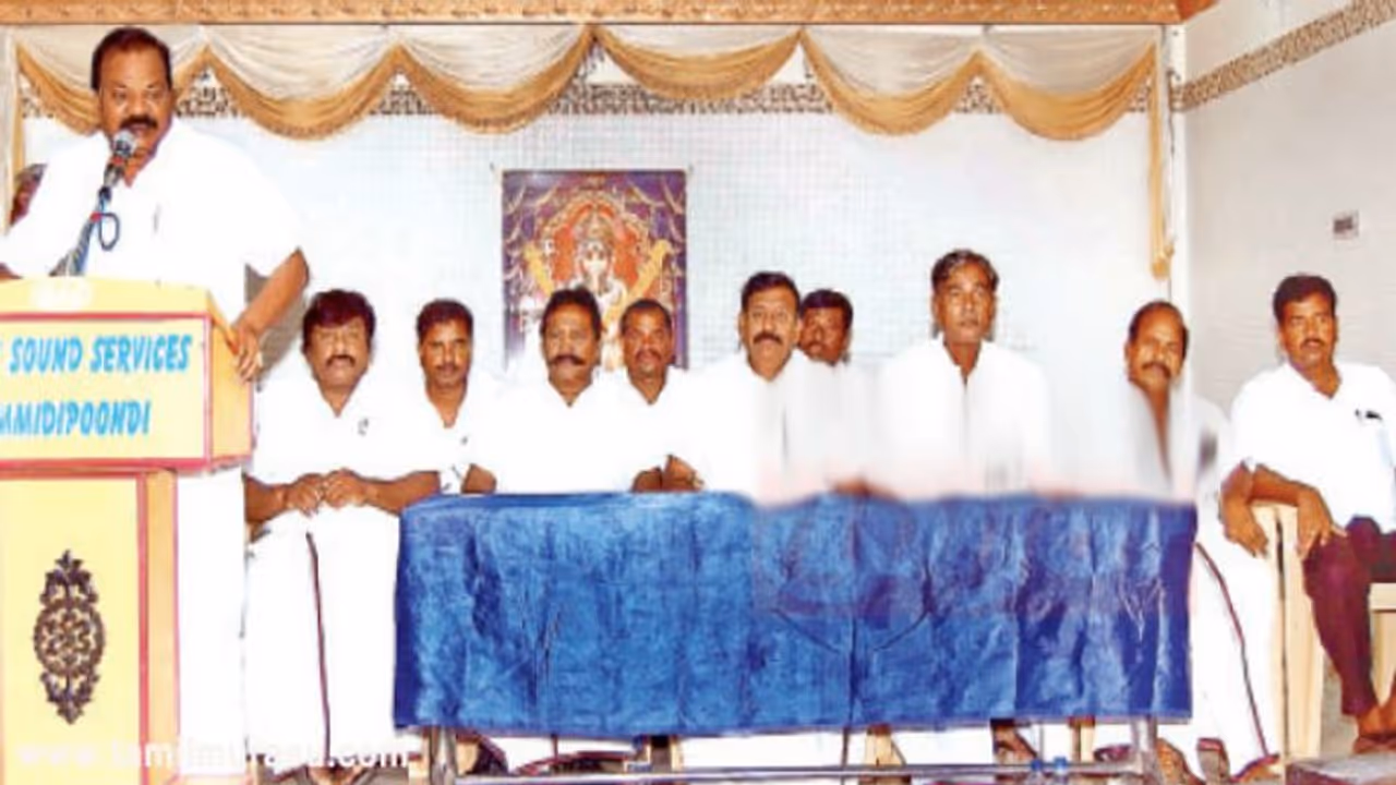 திமுகவினர் மீது அதிமுககாரனின் தூசு பட்டால் கூட அவன் கையிருக்காது... மாவட்டச்செயலாளரின் பேச்சால் அதிர்ச்சி..! திமுகவினர் மீது அதிமுககாரனின் தூசு பட்டால் கூட அவன் கையிருக்காது... மாவட்டச்செயலாளரின் பேச்சால் அதிர்ச்சி..!