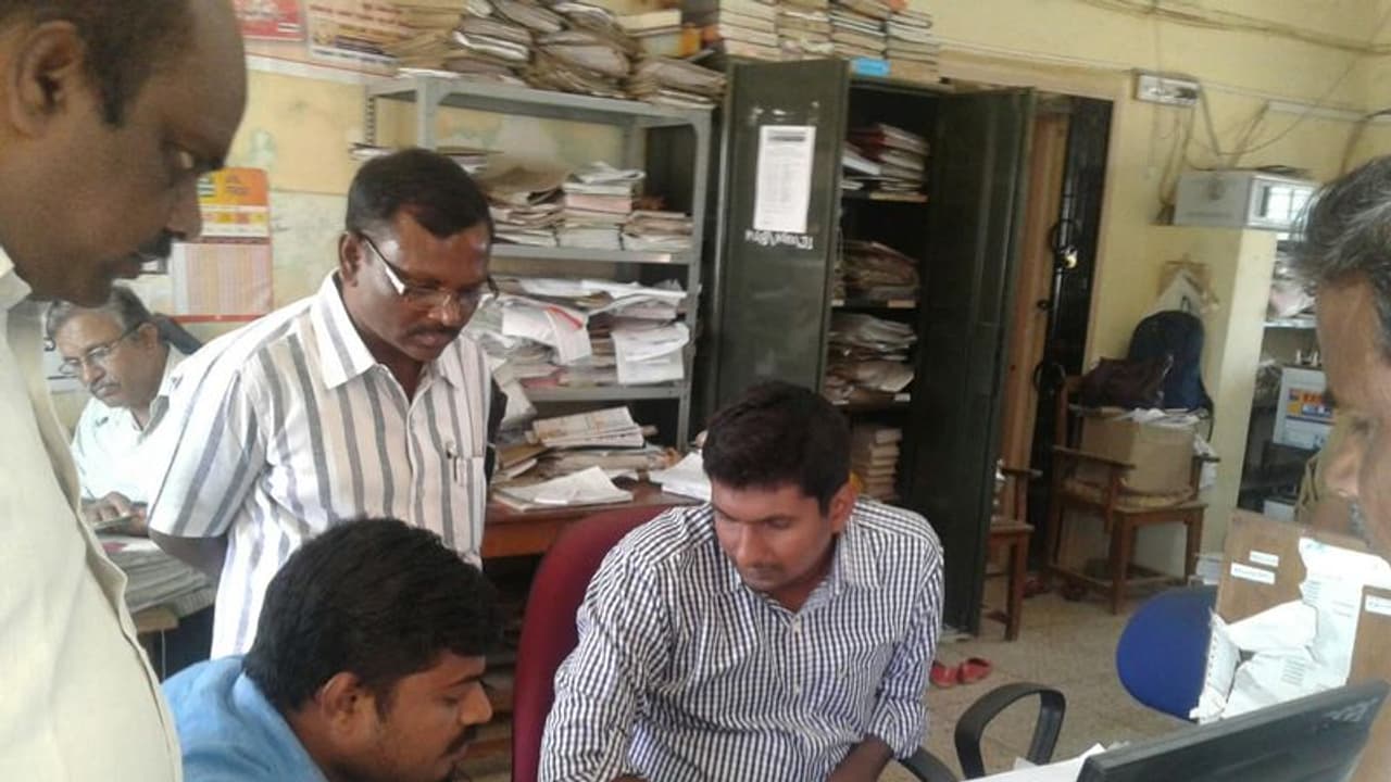 என் பணம் எங்கே ஐயா, மோடிஜிதான் டெபாசிட் செய்தாருணு நினைச்சேன்: இரு விவசாயிகளை மோதவிட்டு வேடிக்கை பார்த்த எஸ்பிஐ வங்கி.... என் பணம் எங்கே ஐயா, மோடிஜிதான் டெபாசிட் செய்தாருணு நினைச்சேன்: இரு விவசாயிகளை மோதவிட்டு வேடிக்கை பார்த்த எஸ்பிஐ வங்கி....