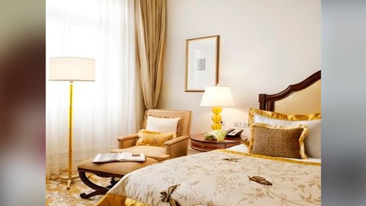 హోటల్ గదిలో నిద్రిస్తున్న యువతులపై వెయిటర్ లైంగిక వేధింపులు.. ఎక్కడంటే ? హోటల్ గదిలో నిద్రిస్తున్న యువతులపై వెయిటర్ లైంగిక వేధింపులు.. ఎక్కడంటే ?