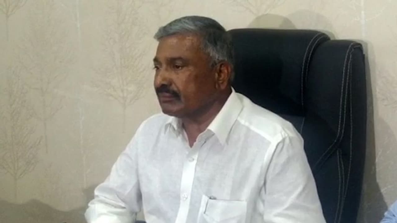 పెనుగొండ వైసీపీలో వర్గ పోరు.. మంత్రి పెద్దిరెడ్డికి నిరసన సెగ.. కాన్వాయ్ వైపు చెప్పు విసిరిన కార్యకర్త.. పెనుగొండ వైసీపీలో వర్గ పోరు.. మంత్రి పెద్దిరెడ్డికి నిరసన సెగ.. కాన్వాయ్ వైపు చెప్పు విసిరిన కార్యకర్త..