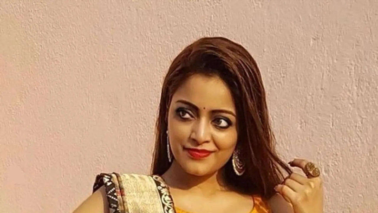 இவ்வளவு அருமையா பாடுவாரா ஜனனி ஐயர்! முதல் பாடலே மெர்சல்...வைரலாகும் வீடியோ!