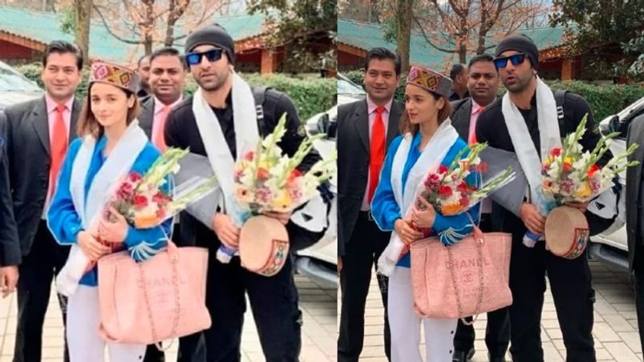 আহত অবস্থাতেই ব্রহ্মাস্ত্রের শেষপর্বের শুটিং শুরু, মানালি স্বাগত জানাল লাভ বার্ডকে আহত অবস্থাতেই ব্রহ্মাস্ত্রের শেষপর্বের শুটিং শুরু, মানালি স্বাগত জানাল লাভ বার্ডকে