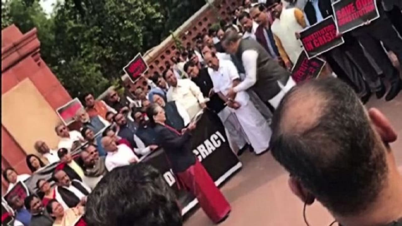 সেন্টার হলে যৌথ অধিবেশন, বাইরে অভিনব সংবিধান দিবস পালনে 'কলা' ও বেচলেন বিরোধীরা সেন্টার হলে যৌথ অধিবেশন, বাইরে অভিনব সংবিধান দিবস পালনে 'কলা' ও বেচলেন বিরোধীরা