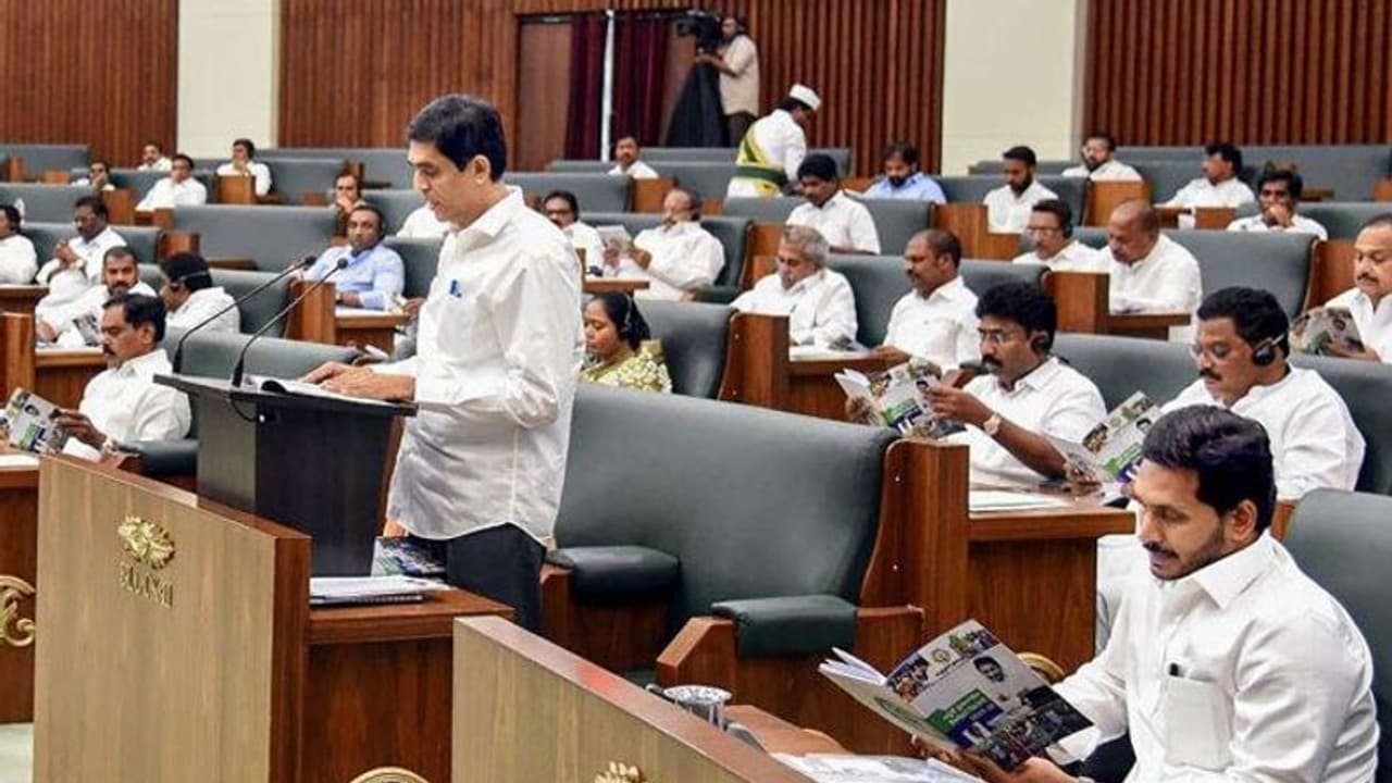 ఏపీ అసెంబ్లీ సమావేశాలు: ముగ్గురు టీడీపీ నేతలకు నోటీసులు