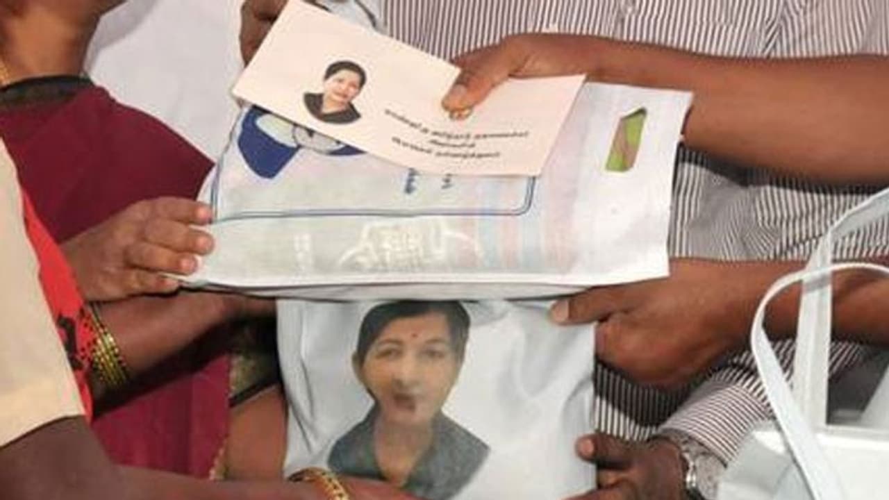 ரேஷன் அட்டையில் அது இருப்பவர்களுக்கு மட்டுமே 1000 ரூபாய்... கட்டாயமாக்கிய அரசு..! ரேஷன் அட்டையில் அது இருப்பவர்களுக்கு மட்டுமே 1000 ரூபாய்... கட்டாயமாக்கிய அரசு..!