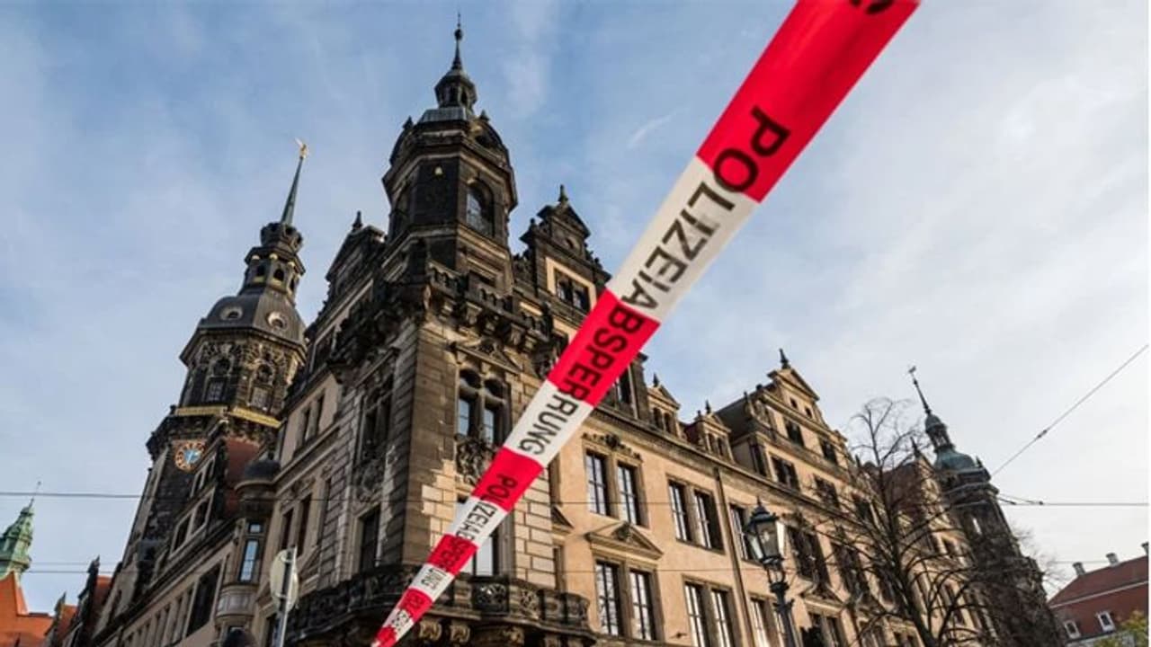 మ్యూజియంలో చోరీ.. రూ.7,800 కోట్ల నగలతో ఆడీ కారులో పరార్