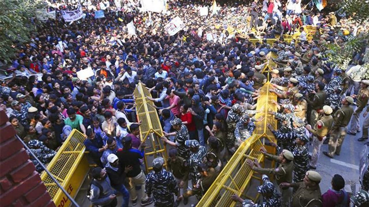 जेएनयू प्रशासन की समिति ने छात्रों के लिए की ये बड़ी सिफारिशें जेएनयू प्रशासन की समिति ने छात्रों के लिए की ये बड़ी सिफारिशें