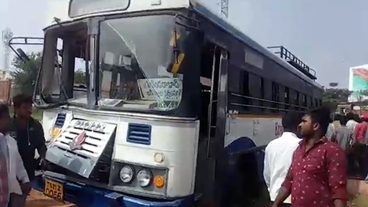 పార్శిల్, కార్గో సర్వీసుల సక్సెస్: అమెజాన్తో చర్చలకు తెలంగాణ ఆర్టీసీ సిద్దం పార్శిల్, కార్గో సర్వీసుల సక్సెస్: అమెజాన్తో చర్చలకు తెలంగాణ ఆర్టీసీ సిద్దం