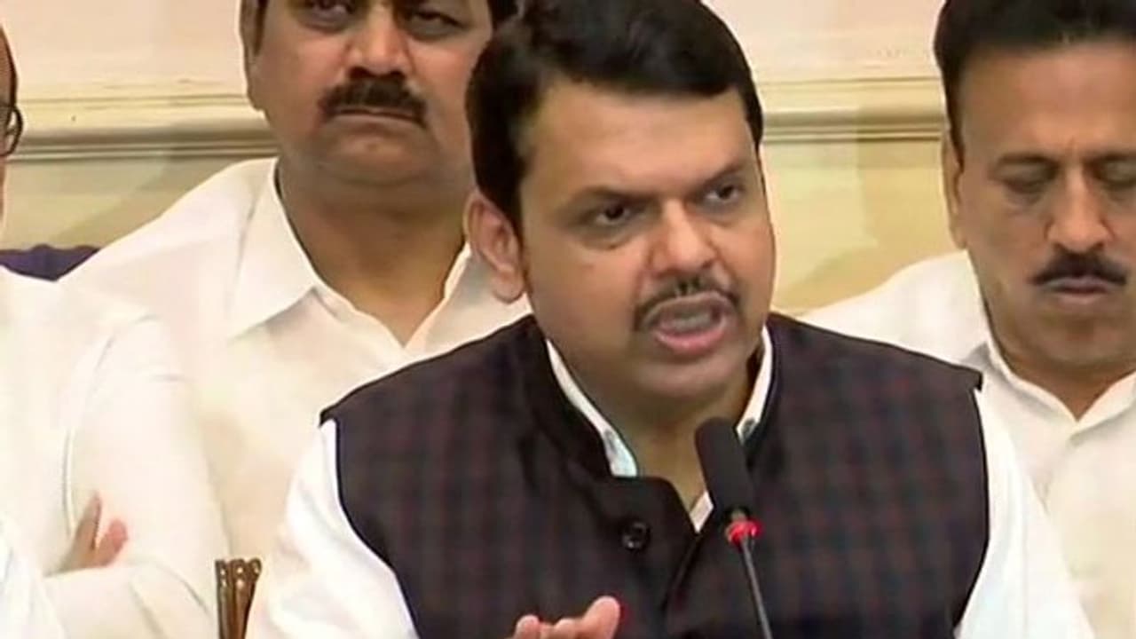 கர்நாடகத்தை தொடர்ந்து மகாராஷ்டிராவில் அசிங்கப்பட்ட பாஜக... 4 நாட்களில் முதல்வர் பதவியை ராஜினாமா செய்த பட்னாவிஸ்..!