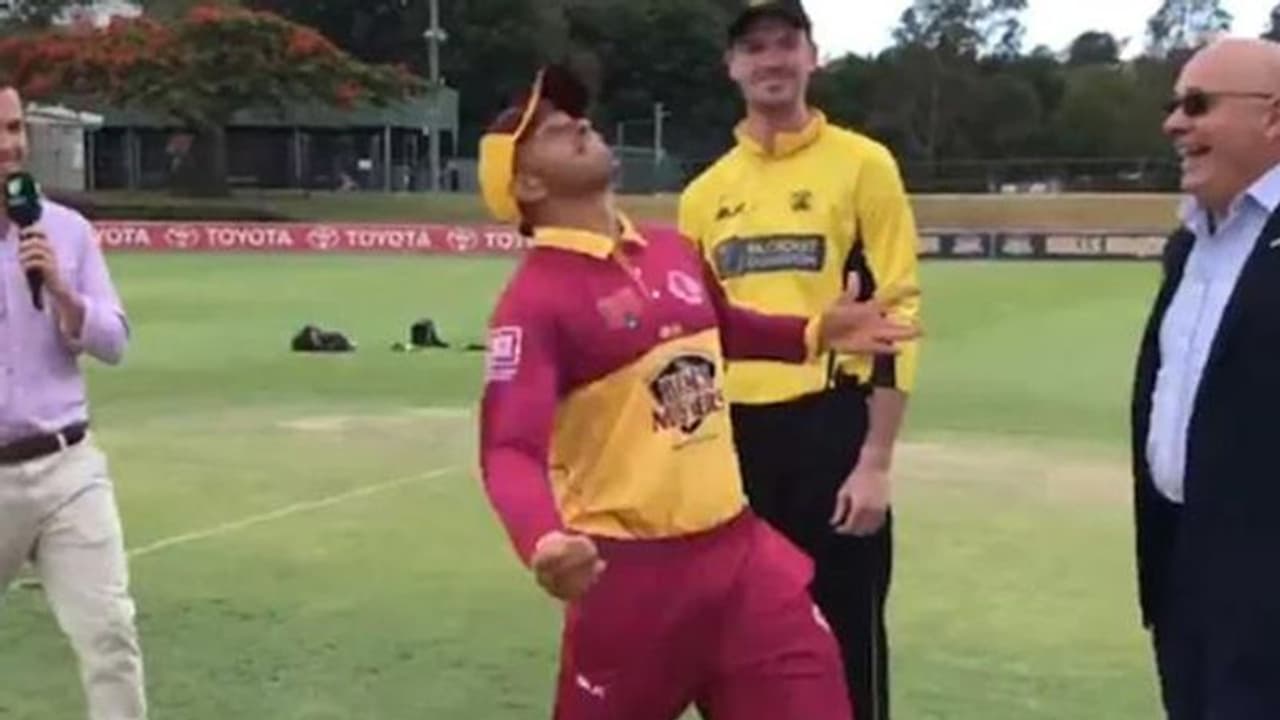 టాస్ 10 మీటర్ల అవతల పడింది: బౌలింగ్ చేశావా... టాస్ చేశావా అంటూ ట్రోలింగ్ టాస్ 10 మీటర్ల అవతల పడింది: బౌలింగ్ చేశావా... టాస్ చేశావా అంటూ ట్రోలింగ్