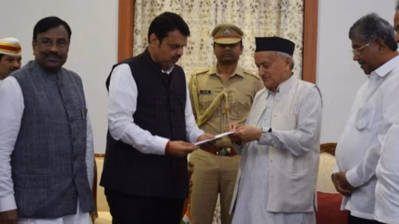 గవర్నర్ కోశ్యారీతో ఫడ్నవీస్ భేటీ: ముఖ్యమంత్రి పదవికి రాజీనామా గవర్నర్ కోశ్యారీతో ఫడ్నవీస్ భేటీ: ముఖ్యమంత్రి పదవికి రాజీనామా