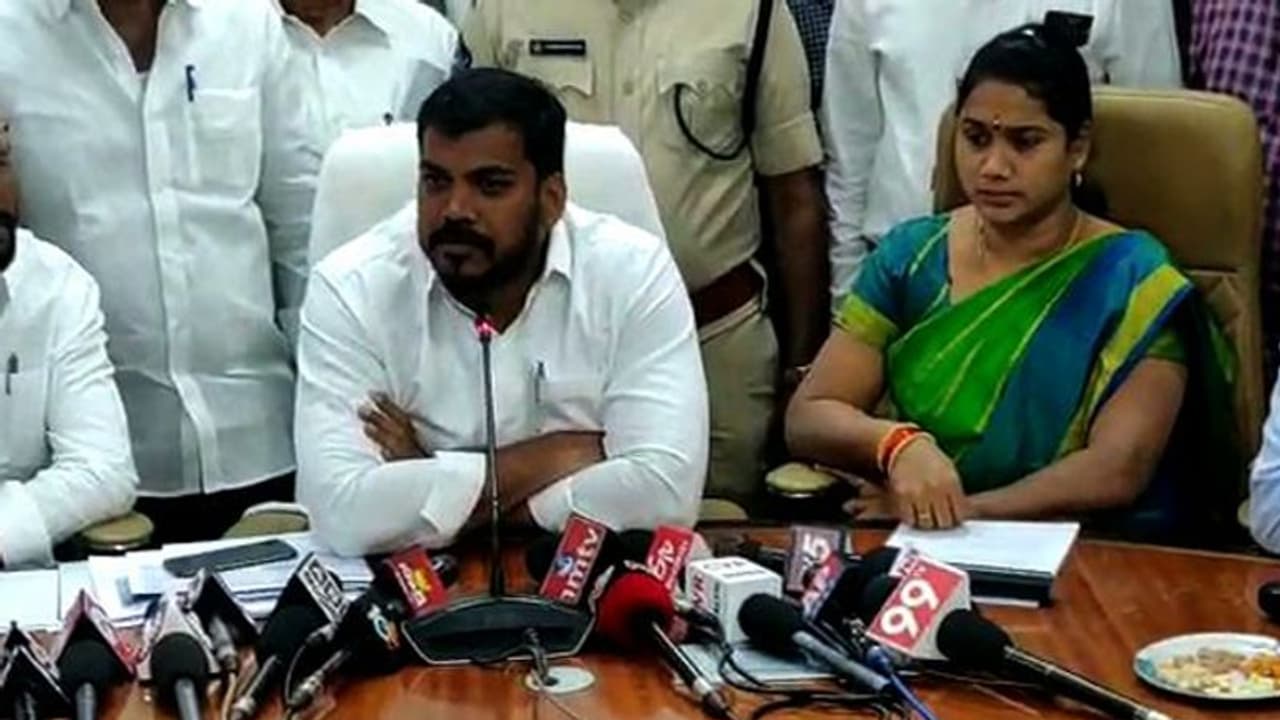 సొంత పార్టీ నేతల్ని ఓడించమని.. నారాయణ డబ్బు పంపారు, టీడీపీలో పరిస్ధితి ఇది : అనిల్ కుమార్ యాదవ్ వ్యాఖ్యలు