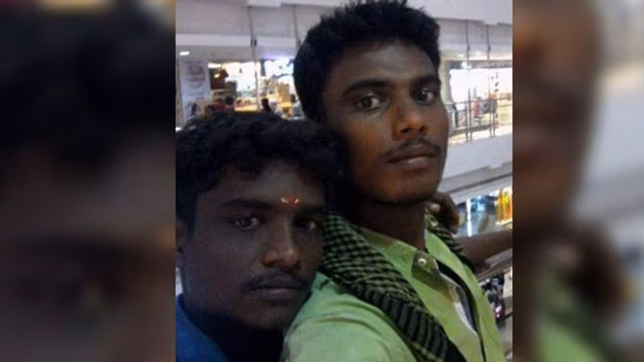 அந்தரத்தில் தூக்கி வீசப்பட்ட இருசக்கர வாகனம்... 2 இளைஞர்கள் ரத்த வெள்ளத்தில் துடிதுடித்து உயிரிழப்பு..! அந்தரத்தில் தூக்கி வீசப்பட்ட இருசக்கர வாகனம்... 2 இளைஞர்கள் ரத்த வெள்ளத்தில் துடிதுடித்து உயிரிழப்பு..!