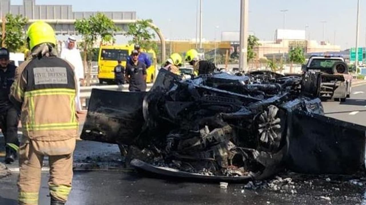 യുഎഇയില് കാറിന് തീപിടിച്ച് ഒരാള് മരിച്ചു വീഡിയോ യുഎഇയില് കാറിന് തീപിടിച്ച് ഒരാള് മരിച്ചു വീഡിയോ