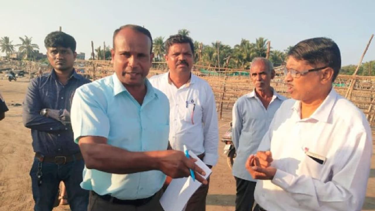 সবচেয়ে গরীব বিধায়ক, অথচ তাকে টোপ দিতে সাহসই করছে না কেউ সবচেয়ে গরীব বিধায়ক, অথচ তাকে টোপ দিতে সাহসই করছে না কেউ