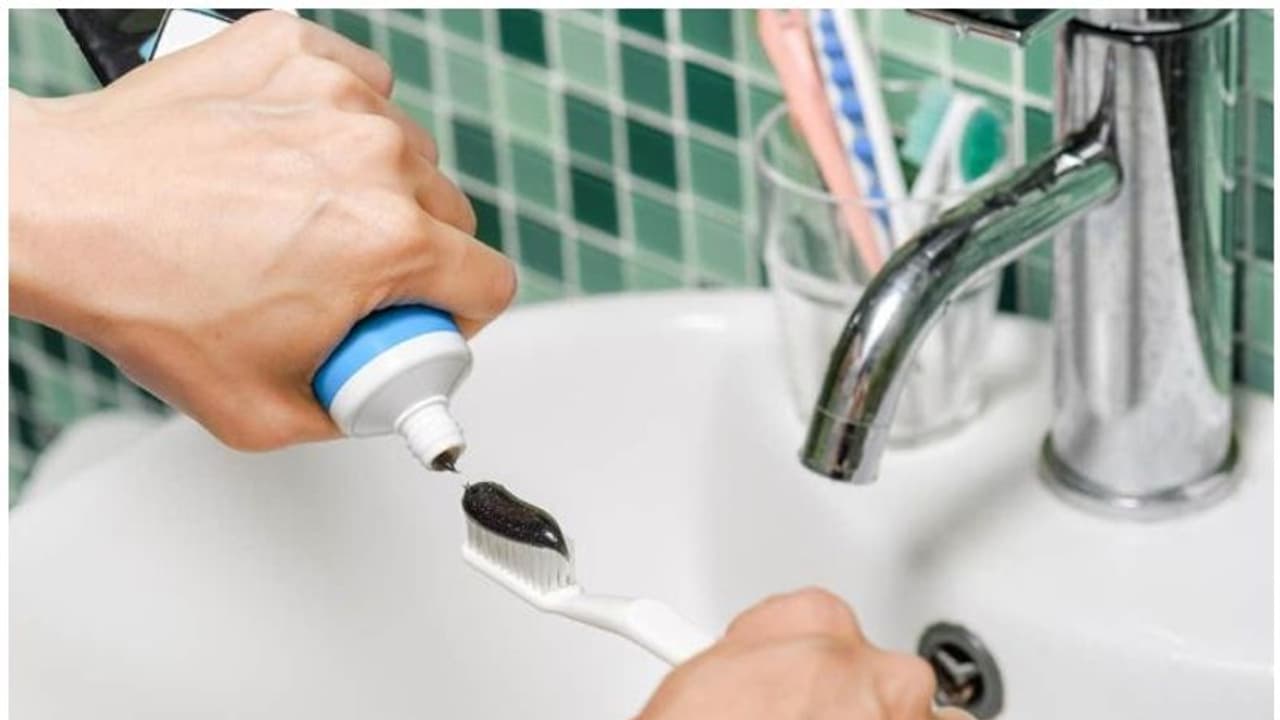 പല്ലുതേക്കാന് അബദ്ധത്തില് എലിവിഷം ഉപയോഗിച്ചു; 57കാരിക്ക് ദാരുണാന്ത്യം, സംഭവത്തില് ദുരൂഹത പല്ലുതേക്കാന് അബദ്ധത്തില് എലിവിഷം ഉപയോഗിച്ചു; 57കാരിക്ക് ദാരുണാന്ത്യം, സംഭവത്തില് ദുരൂഹത