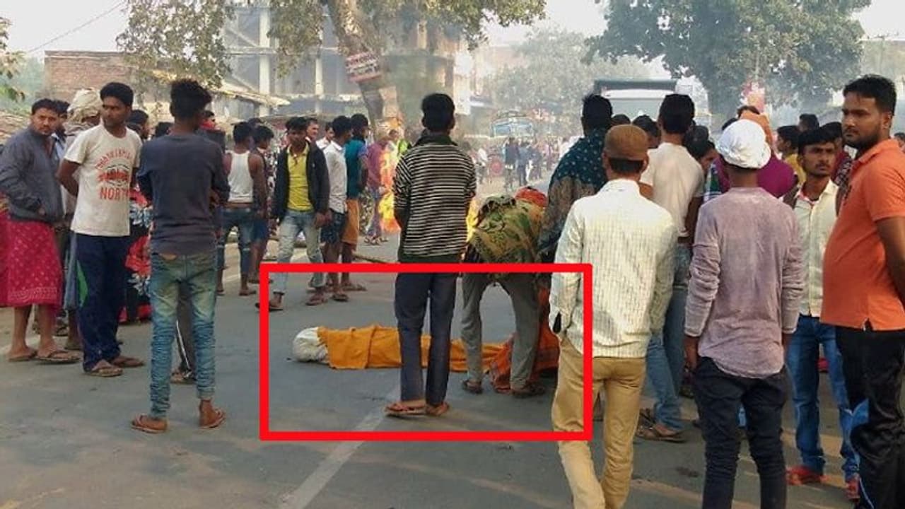 दर्दनाक हत्या : 12 साल के बच्चे की जान ले ली, फिर शव को तार से बांधकर बाजार में लटका दिया दर्दनाक हत्या : 12 साल के बच्चे की जान ले ली, फिर शव को तार से बांधकर बाजार में लटका दिया