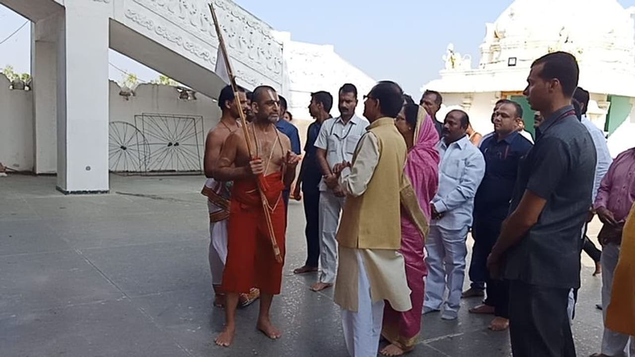 ఏపీలో దేవాలయాలపై వరుస దాడులు... ఆ బాధ్యత ప్రభుత్వానిదే: చిన్నజీయర్ ఏపీలో దేవాలయాలపై వరుస దాడులు... ఆ బాధ్యత ప్రభుత్వానిదే: చిన్నజీయర్