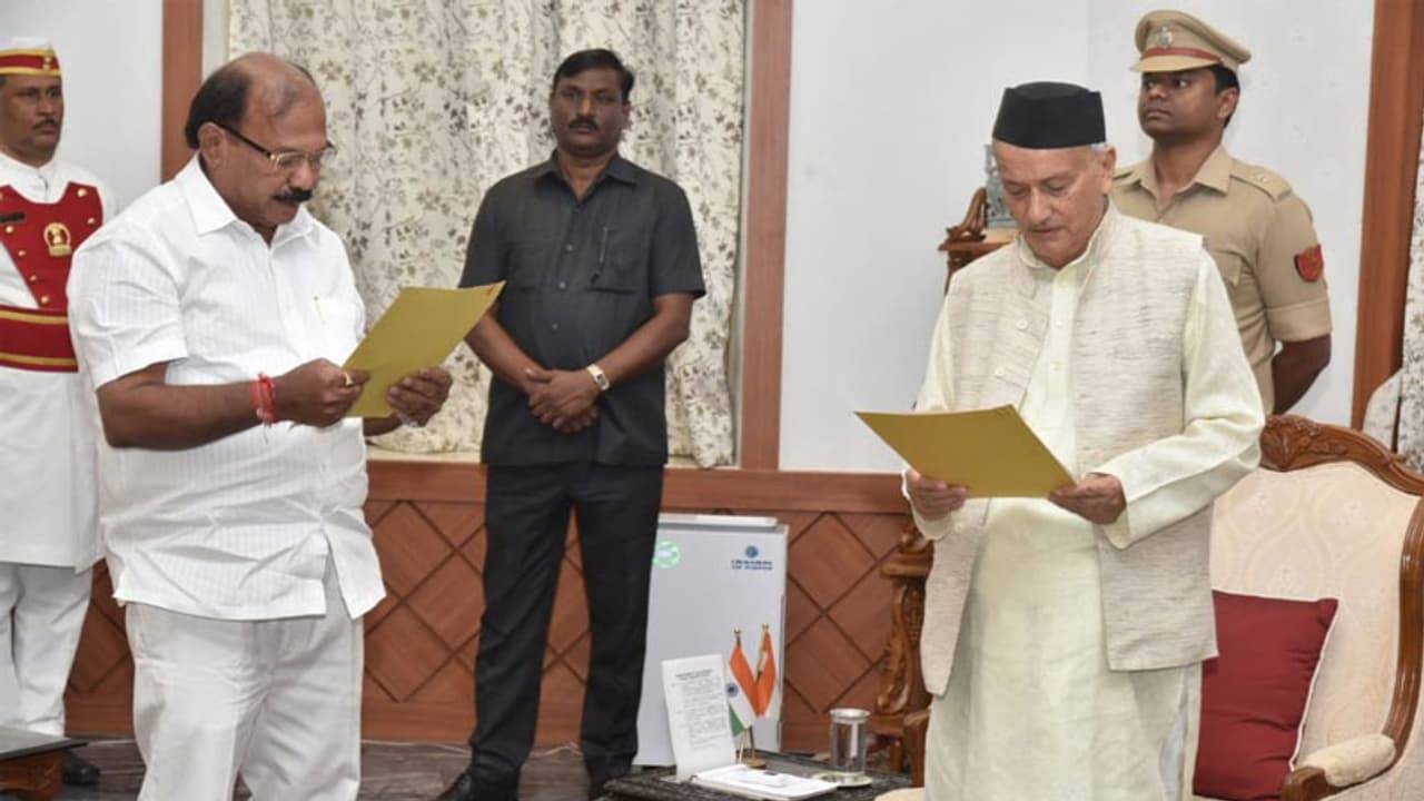 மகாராஷ்ட்ரா இடைக்கால சபாநாயகராக பாஜகவின் காளிதாஸ் கொலம்ப்கரை… எம்எல்ஏக்கள் பதவி ஏற்புக்கு மட்டும் !!