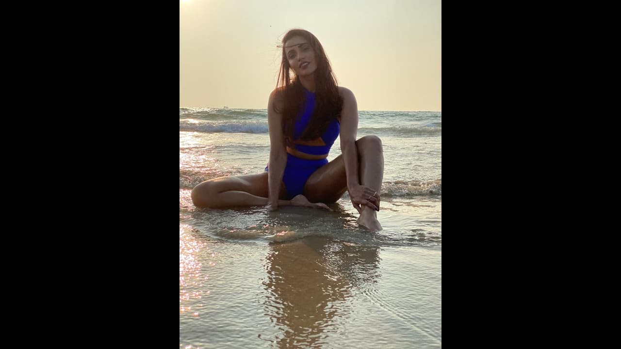 அப்போ நீச்சல் குளம்.. இப்போ பீச்சா..! கிறங்கடிக்கும் அக்ஷரா கவுடாவின் பிகினி புகைப்படங்கள்...!