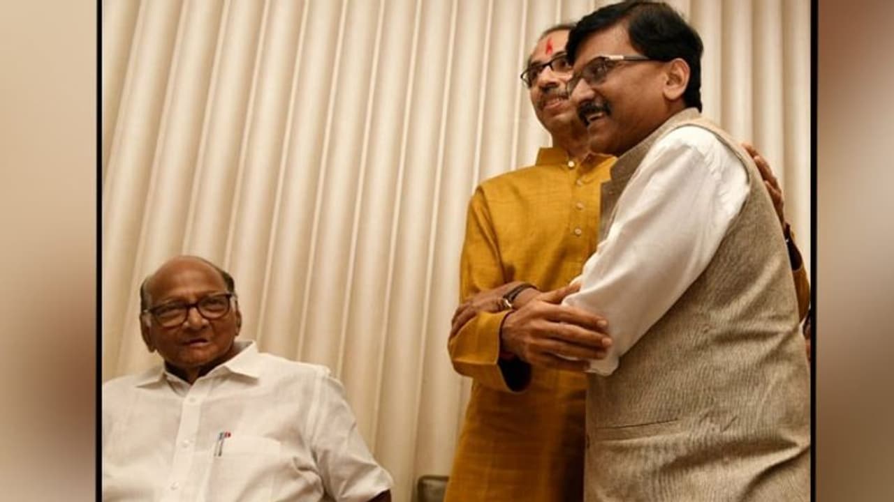 মহারাষ্ট্রে বিধায়ক হিসেবে শপথ নিলেন ফড়নবীশ, অজিত পাওয়ারকে অভ্যর্থনা বোন সুপ্রিয়ার