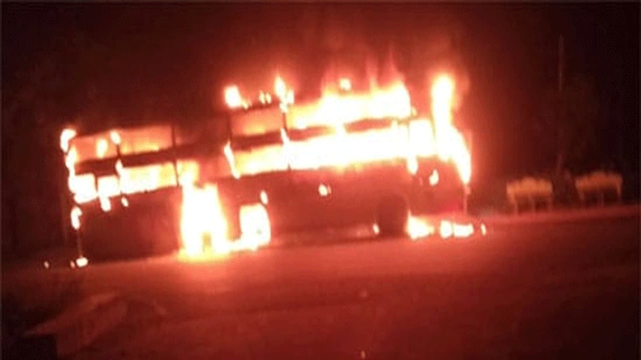 మంటల్లో చిక్కుకున్న కావేరి ట్రావెల్స్ బస్సు... రూ.20లక్షల నగదు బూడిదపాలు