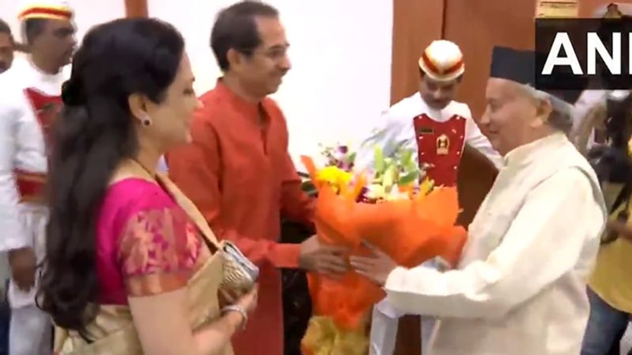 గవర్నర్ తో కాబోయే సీఎం ఉద్ధవ్ ఠాక్రే భేటీ: ప్రమాణ స్వీకారానికి వేదిక అదే..... గవర్నర్ తో కాబోయే సీఎం ఉద్ధవ్ ఠాక్రే భేటీ: ప్రమాణ స్వీకారానికి వేదిక అదే.....