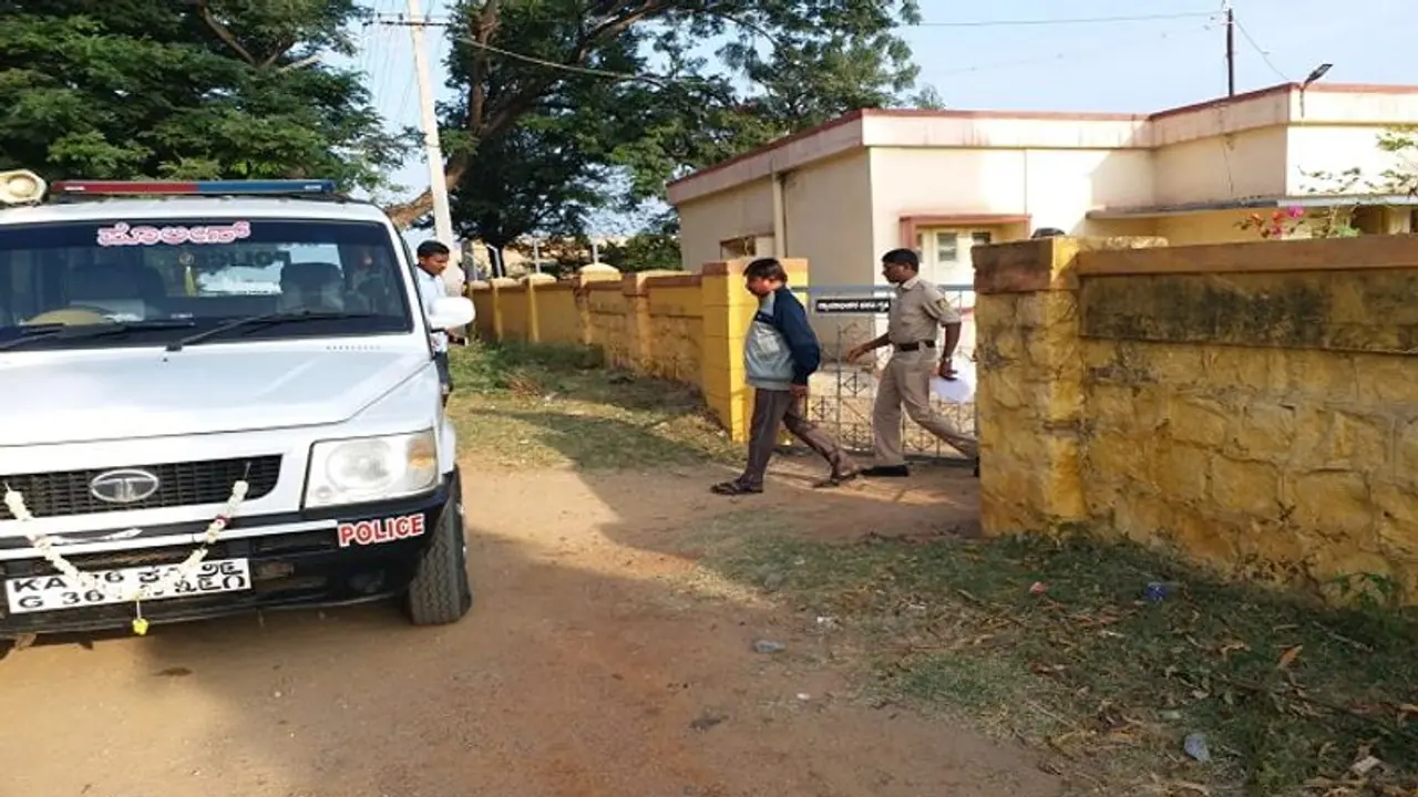 ಸಾಮಾಜಿಕ ಜಾಲತಾಣದಲ್ಲಿ ಅಶ್ಲೀಲ ವಿಡಿಯೋ ವೈರಲ್: ಮಾಜಿ ಶಾಸಕನ ಅಳಿಯ ಅರೆಸ್ಟ್ ಸಾಮಾಜಿಕ ಜಾಲತಾಣದಲ್ಲಿ ಅಶ್ಲೀಲ ವಿಡಿಯೋ ವೈರಲ್: ಮಾಜಿ ಶಾಸಕನ ಅಳಿಯ ಅರೆಸ್ಟ್