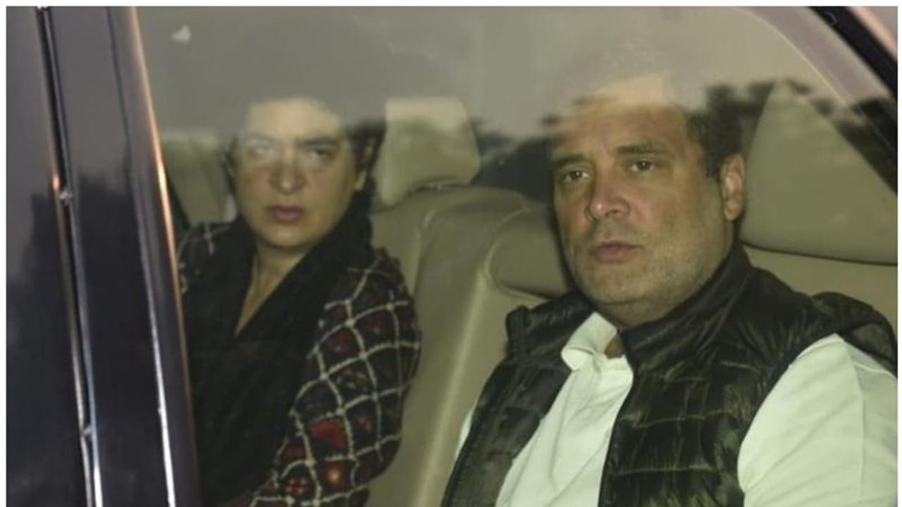 തിഹാര് ജയിലില് ചിദംബരത്തെ സന്ദര്ശിച്ച് രാഹുലും പ്രിയങ്കയും തിഹാര് ജയിലില് ചിദംബരത്തെ സന്ദര്ശിച്ച് രാഹുലും പ്രിയങ്കയും