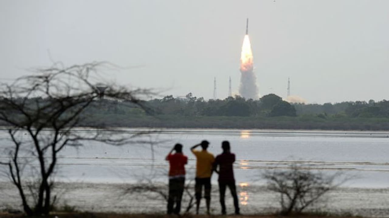 ফের নজির গড়ল ইসরো, সবচেয়ে শক্তিশালী ক্যামেরা নিয়ে মহাকাশে পাড়ি নজরদারি কার্টোস্যাট থ্রির ফের নজির গড়ল ইসরো, সবচেয়ে শক্তিশালী ক্যামেরা নিয়ে মহাকাশে পাড়ি নজরদারি কার্টোস্যাট থ্রির