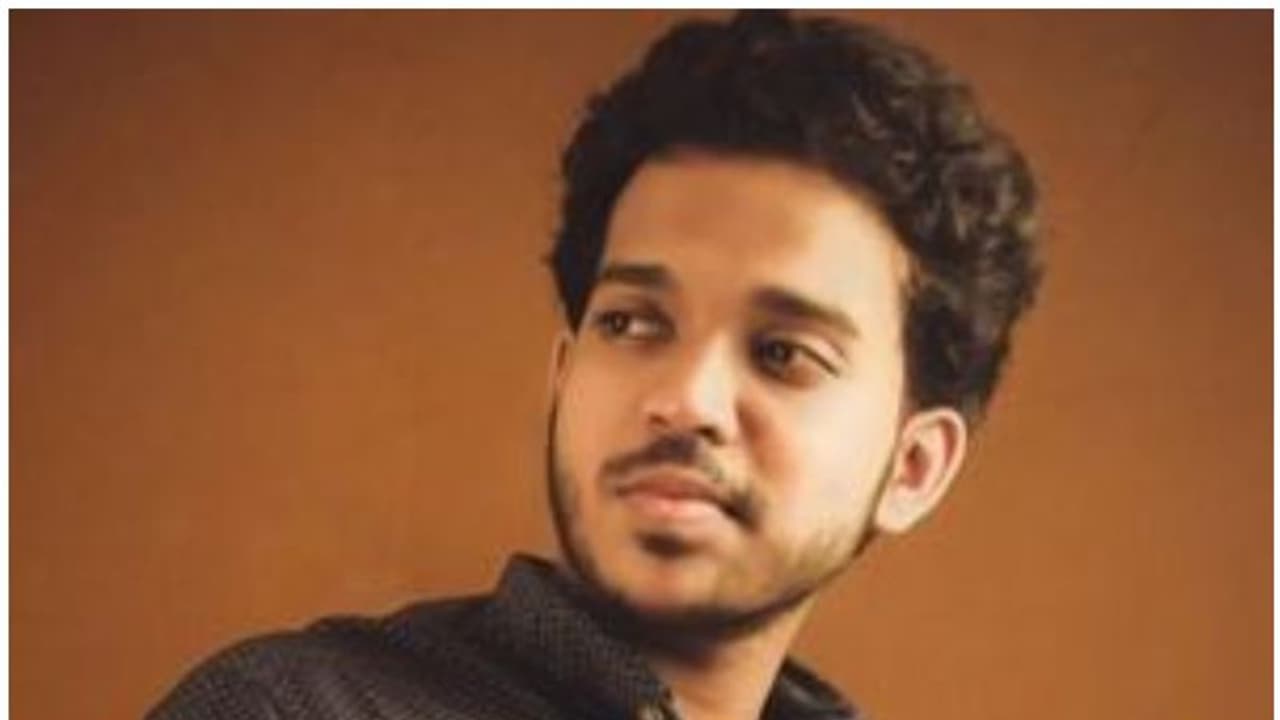 മതം മാറിയിട്ടില്ല, അക്കൌണ്ട് ഹാക്ക് ചെയ്യപ്പെട്ടതെന്ന് യുവ ഗായകൻ കെ എസ് ഹരിശങ്കര് മതം മാറിയിട്ടില്ല, അക്കൌണ്ട് ഹാക്ക് ചെയ്യപ്പെട്ടതെന്ന് യുവ ഗായകൻ കെ എസ് ഹരിശങ്കര്