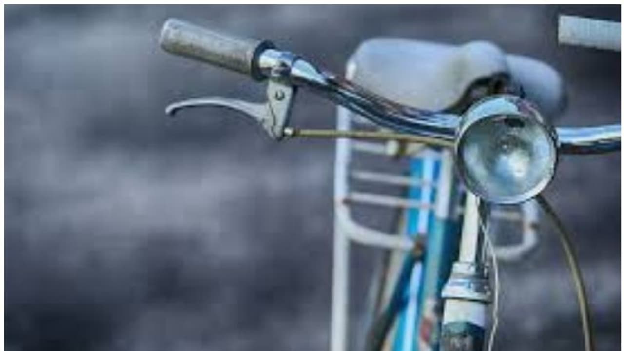 "മൂന്ന് മാസമായി സൈക്കിള് നന്നാക്കി തന്നിട്ടില്ല, നടപടിയെടുക്കണം"; നോട്ടുബുക്ക് പേജില് പൊലീസിന് എല് പി സ്കൂള് വിദ്യാര്ഥിയുടെ പരാതി "മൂന്ന് മാസമായി സൈക്കിള് നന്നാക്കി തന്നിട്ടില്ല, നടപടിയെടുക്കണം"; നോട്ടുബുക്ക് പേജില് പൊലീസിന് എല് പി സ്കൂള് വിദ്യാര്ഥിയുടെ പരാതി