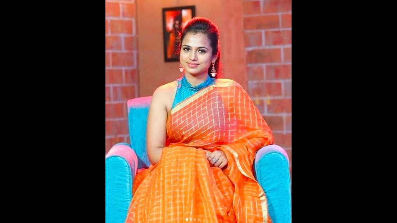 தீயாய் பரவிய டாப்லெஸ் போட்டோ... பதறிப்போய் விளக்கம் அளித்த ரம்யா பாண்டியன்...!