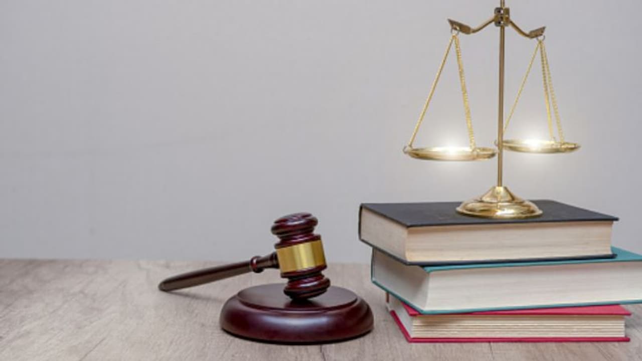 আইনি ঝামেলায় জড়িয়ে পড়েছেন, জেনে নিন কখন এই সমস্যার যোগ তীব্র হয় আইনি ঝামেলায় জড়িয়ে পড়েছেন, জেনে নিন কখন এই সমস্যার যোগ তীব্র হয়