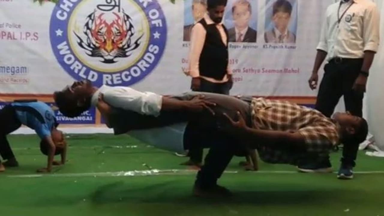 1 நிமிடம்..! 116 முறை சாகசம்..! உலக சாதனை புரிந்து அசர வைக்கும் அண்ணன் தம்பிகள்..! 1 நிமிடம்..! 116 முறை சாகசம்..! உலக சாதனை புரிந்து அசர வைக்கும் அண்ணன் தம்பிகள்..!