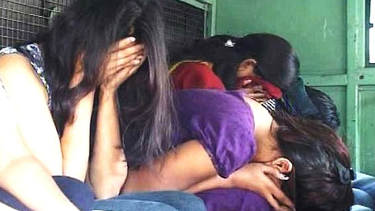 বড়সড় মধুচক্রে নাম জড়াল বলিউডের এই অভিনেত্রীর, পুলিশি অভিযানে উদ্ধার ৩ বড়সড় মধুচক্রে নাম জড়াল বলিউডের এই অভিনেত্রীর, পুলিশি অভিযানে উদ্ধার ৩