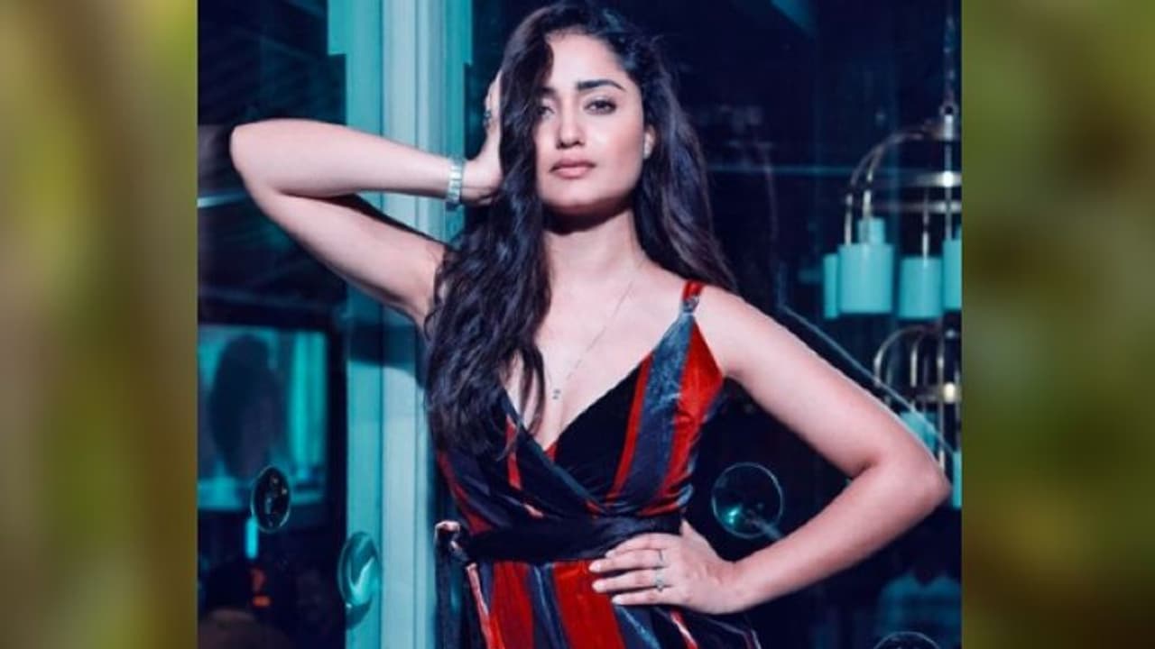 অনাবৃত উরু, বক্ষ বিভাজিকার খাঁজে জ্বলছে আগুন, ত্রিধার অন্তর্বাসের হটকায় চোখ আটকে ভক্তদের অনাবৃত উরু, বক্ষ বিভাজিকার খাঁজে জ্বলছে আগুন, ত্রিধার অন্তর্বাসের হটকায় চোখ আটকে ভক্তদের