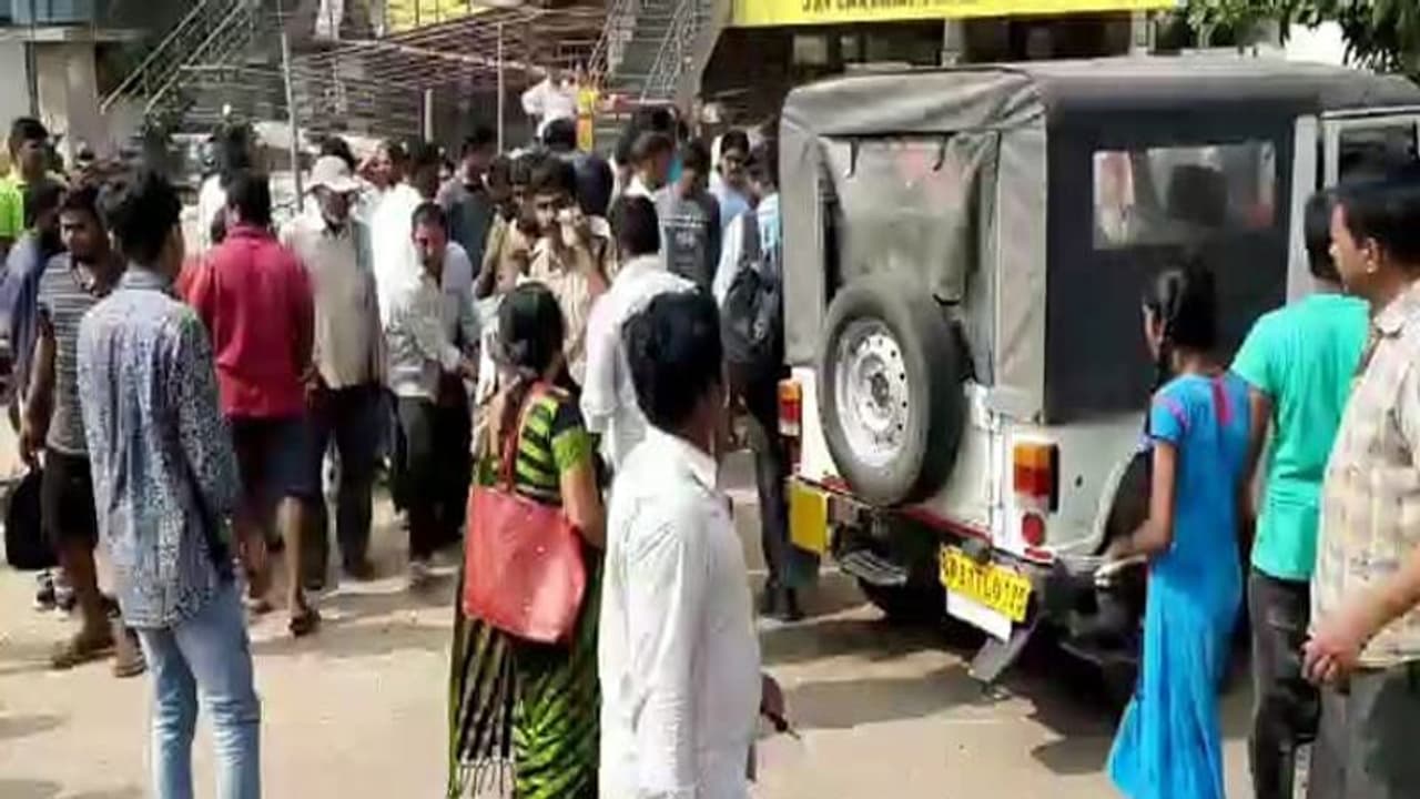 విశాఖలో సీఐఎస్ఎఫ్ వాహనం బీభత్సం... ఒకరి మృతి, నలుగురికి గాయాలు విశాఖలో సీఐఎస్ఎఫ్ వాహనం బీభత్సం... ఒకరి మృతి, నలుగురికి గాయాలు