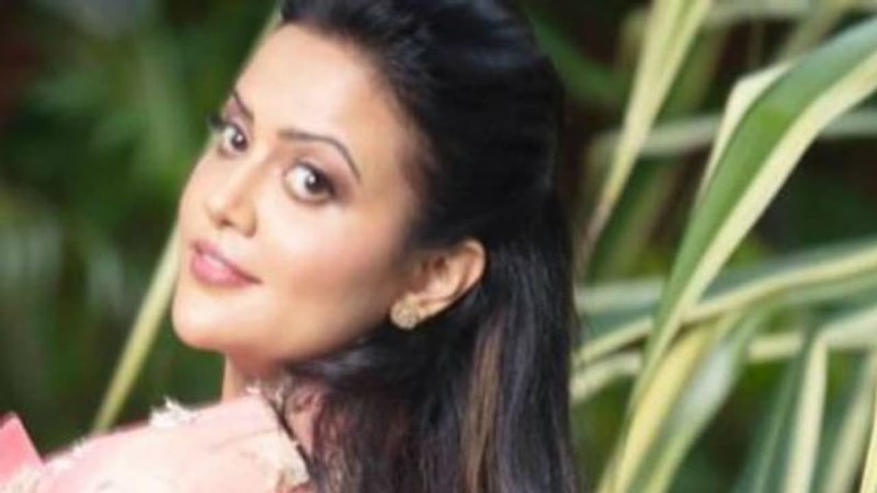 'নতুন সৌরভ নিয়ে ফিরব', টুইটারে বার্তা দেবেন্দ্র ফড়নবিশের স্ত্রীর 'নতুন সৌরভ নিয়ে ফিরব', টুইটারে বার্তা দেবেন্দ্র ফড়নবিশের স্ত্রীর