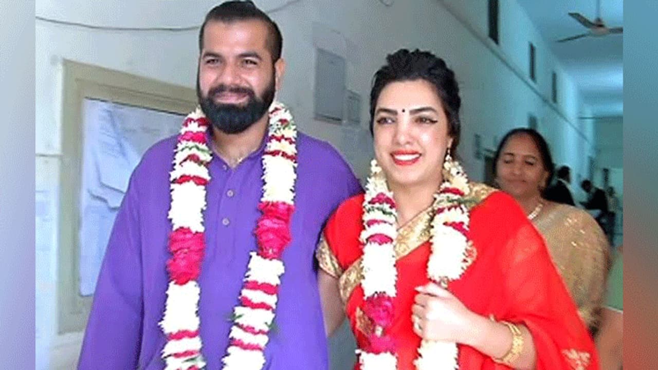 विदेशी मेम को इस कदर भाया ये देसी छोरा, एक बार में दे बैठी दिल और कर ली शादी विदेशी मेम को इस कदर भाया ये देसी छोरा, एक बार में दे बैठी दिल और कर ली शादी