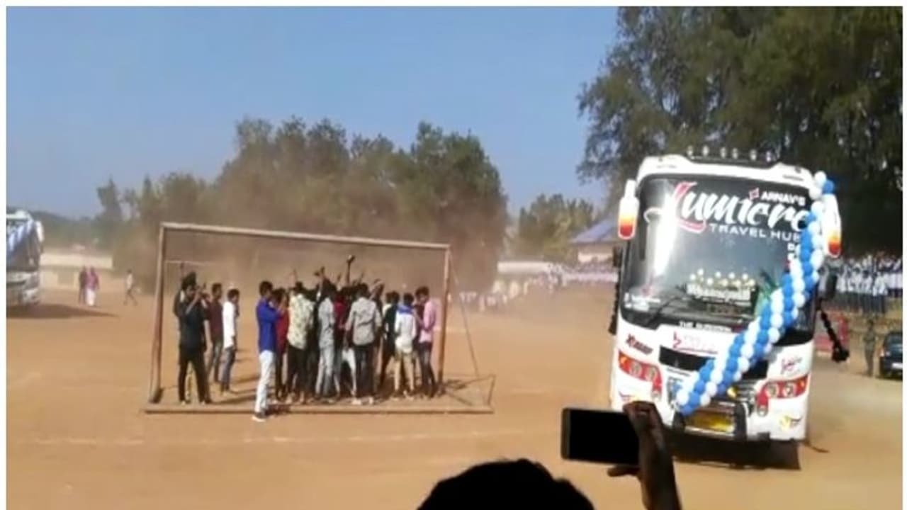 വിദ്യാർത്ഥികളെ മുന്നില് നിര്ത്തി കൊല്ലത്തെ രണ്ട് സ്കൂളില് ടൂറിസ്റ്റ് ബസിന്റെ അഭ്യാസ പ്രകടനം, ദൃശ്യങ്ങള് പുറത്ത്; കേസെടുത്ത് മോട്ടോര്വകുപ്പ് വിദ്യാർത്ഥികളെ മുന്നില് നിര്ത്തി കൊല്ലത്തെ രണ്ട് സ്കൂളില് ടൂറിസ്റ്റ് ബസിന്റെ അഭ്യാസ പ്രകടനം, ദൃശ്യങ്ങള് പുറത്ത്; കേസെടുത്ത് മോട്ടോര്വകുപ്പ്