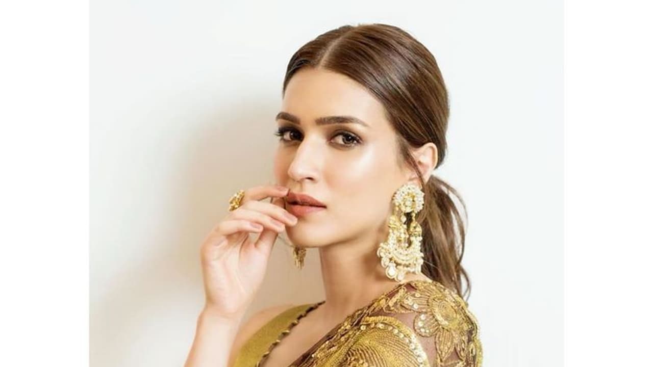 அந்த இடத்தில் பளீச் டாட்டூ... வெட்கமே இல்லாமால் போட்டோ வெளியிட்ட பாலிவுட் நடிகை... ஜொள்ளு விடும் நெட்டிசன்கள்...!